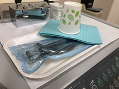 使用する器具は患者様ごとに滅菌しパックしております。トレー、コップ、エプロンは使い捨てを使用しています。